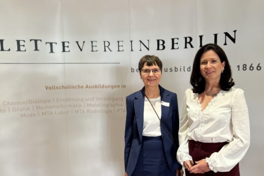 Direktorin Stiftung Lette-Verein, Petra Madyda und Senatorin für Bildung, Katharina Günther-Wünsch